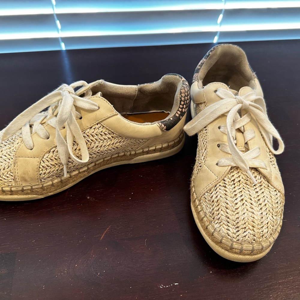 Women’s universal threads sneakers size 6